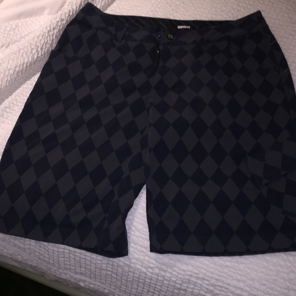 Lululemon Size 36 men’s hybrid shorts!